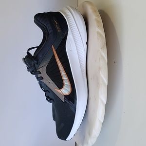 Nike Quest5 women's Running Shoes  Size 11 Dk Smoke Grey/metallicSilverFumeFonce